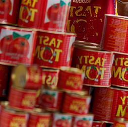 一堆装满番茄酱的可口汤姆罐头, 推荐买球平台 also manufactures pasta, biscuits, 为非洲市场提供酸奶饮料和食用油.
